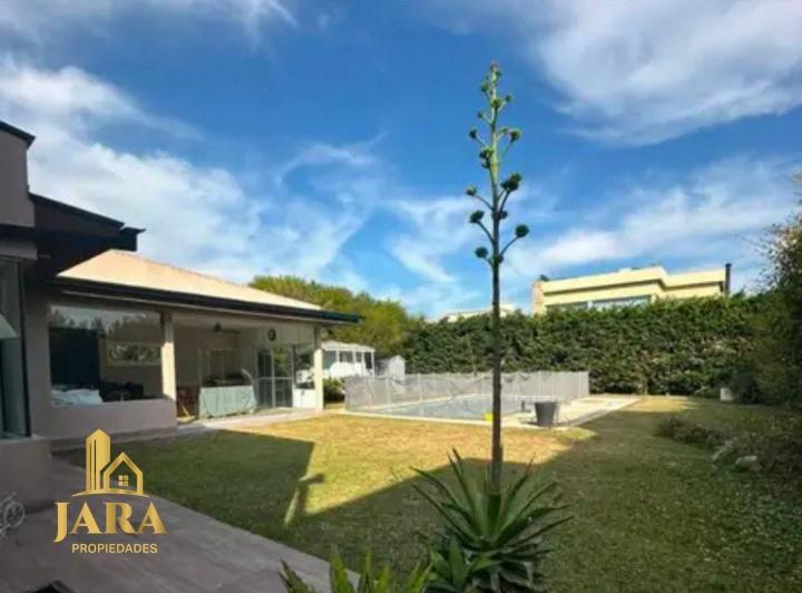 Casa · 250m² · 6 Ambientes · 4 Cocheras
