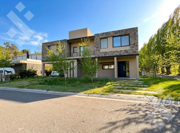 Casa · 232m² · 5 Ambientes · 2 Cocheras