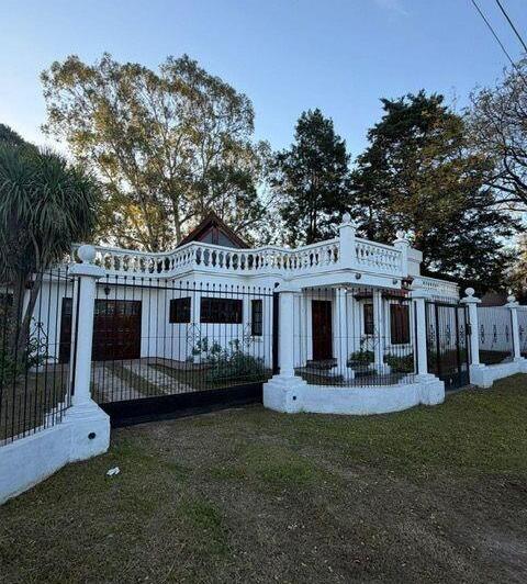 Casa · 195m² · 5 Ambientes · 2 Cocheras