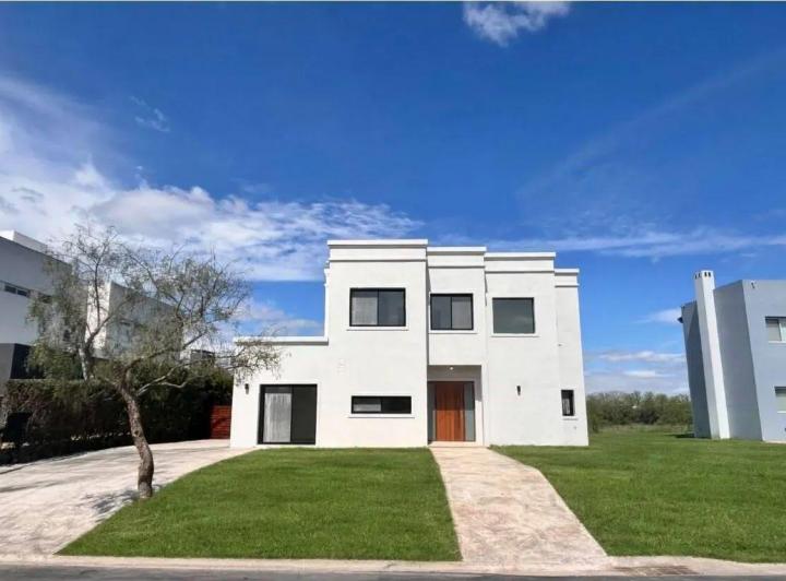 Casa · 820m² · 5 Ambientes · 4 Cocheras