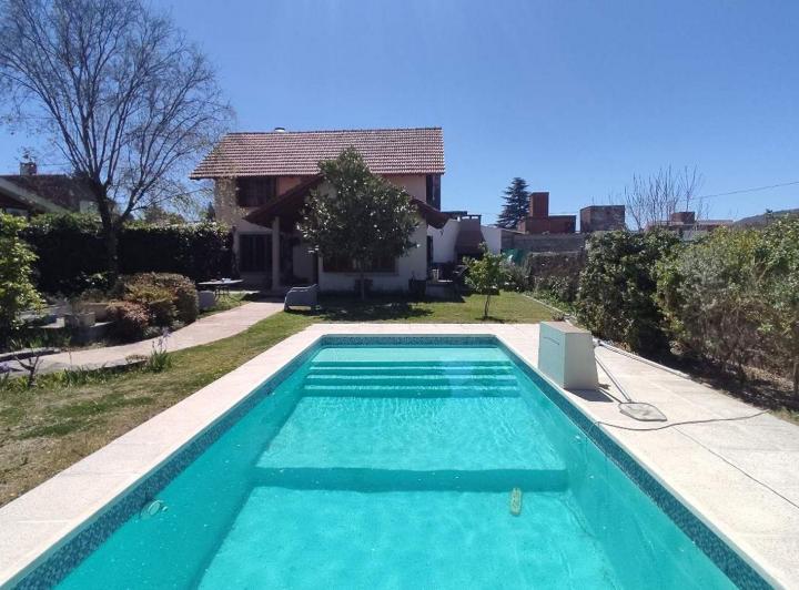 Casa · 182m² · 6 Ambientes · 1 Cochera