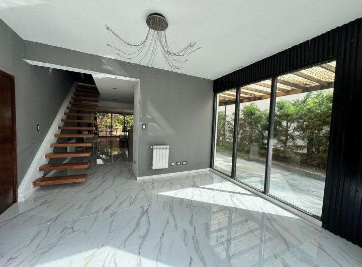 Casa · 277m² · 7 Ambientes · 1 Cochera