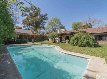 Casa · 195m² · 5 Ambientes · 2 Cocheras · Casa 5 Ambientes, Pileta Jardín Parrilla Cochera