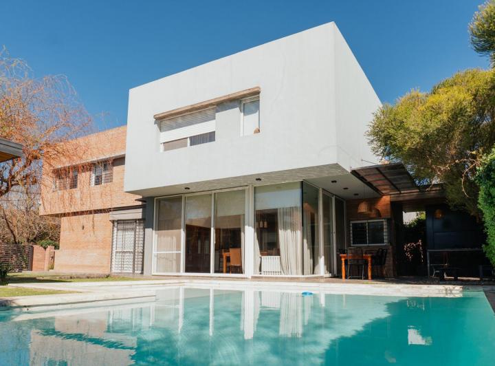 Casa · 240m² · 8 Ambientes · 2 Cocheras