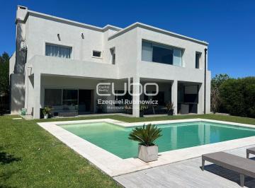 Casa · 450m² · 7 Ambientes · 2 Cocheras · Alquiler Casa Sobre La Laguna en Santa Clara, Benavídez | 5 Dorm., Pileta y Muelle Propio