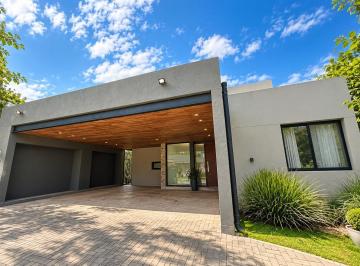 Casa · 350m² · 6 Ambientes · 3 Cocheras · Venta - Casa en Estancia La Rinconada de Cuatro Dorm., Jardín y Dos Plantas. Apta Crédito.