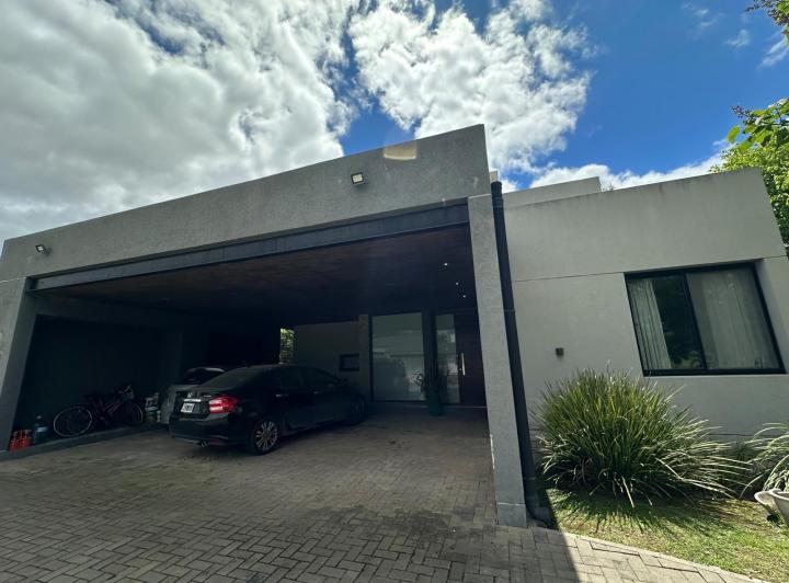 Casa · 350m² · 6 Ambientes · 3 Cocheras