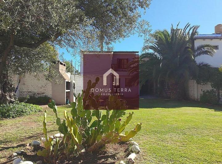 Casa · 302m² · 5 Dormitorios · 3 Cocheras