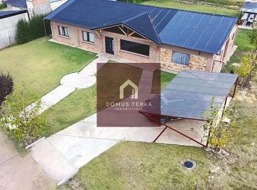 Casa · 230m² · 5 Ambientes · 3 Cocheras · Casa en Barrio Privado con Pileta y Quincho – Rama Caída