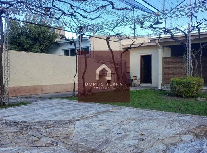 Casa · 328m² · 5 Dormitorios · 1 Cochera