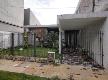 Casa de 3 ambientes, Avellaneda · Amplia Casa en Alquiler con Cochera y Patio en Sarandí