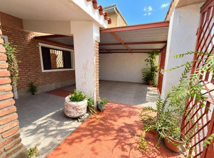 Casa · 220m² · 4 Ambientes · 1 Cochera