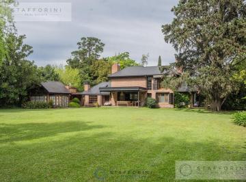 Casa · 300m² · 5 Ambientes · Casa con Quincho y Pileta en Lote de 2.957 m² - Golf Club Argentino