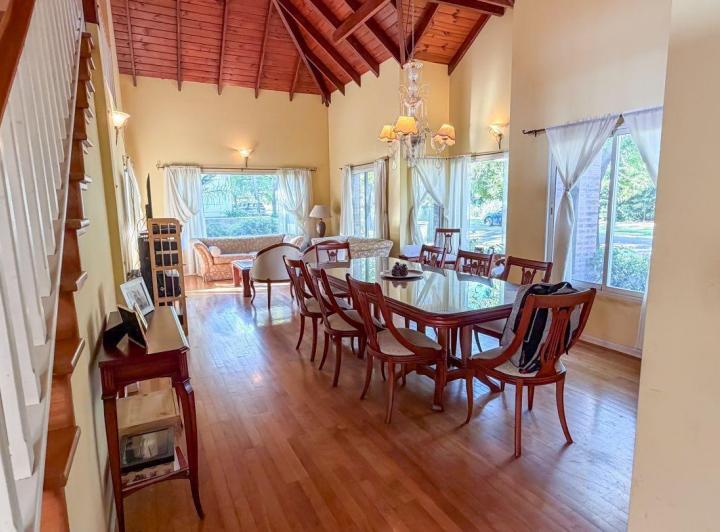 Casa · 227m² · 6 Ambientes · 2 Cocheras