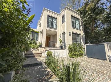 Casa · 242m² · 6 Ambientes · 2 Cocheras · Casa Moderna y Súper Luminosa, Desarrollada en 2 Plantas en Alquiler Temporario, Febrero.