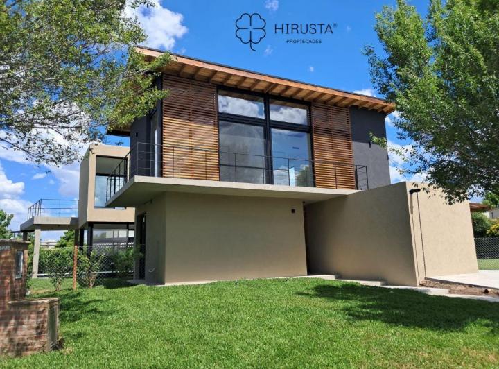 Casa · 235m² · 6 Ambientes · 2 Cocheras