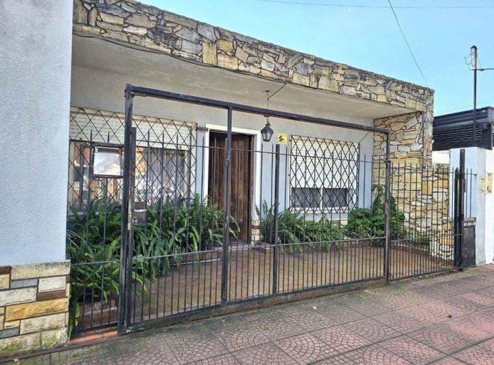 Casa · 100m² · 4 Ambientes · 2 Cocheras