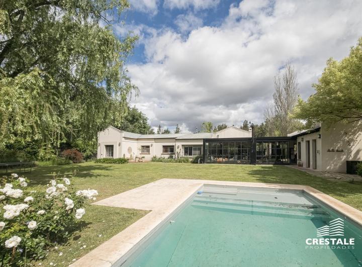Casa · 330m² · 7 Ambientes · 4 Cocheras
