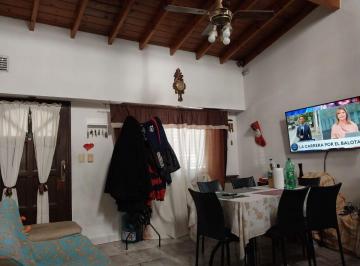 Casa de 4 ambientes, Floresta · Casa en Esquina de 4 Ambientes con Patio/ Cochera Cubierta/ Terraza y Quincho.