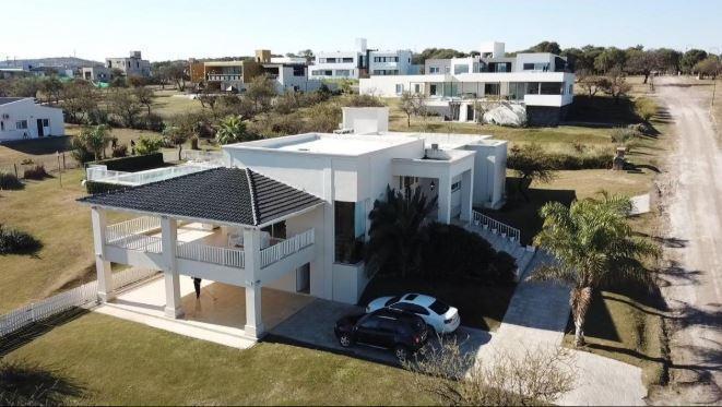 Casa · 700m² · 5 Dormitorios · 4 Cocheras