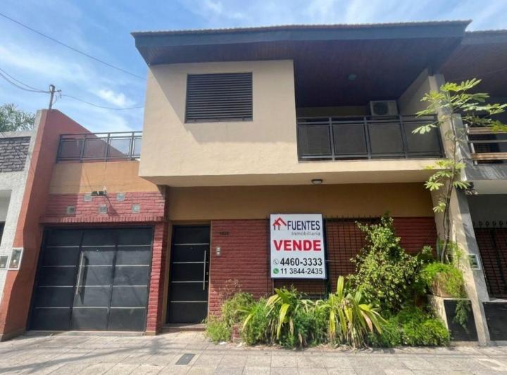 Casa · 140m² · 4 Ambientes · 2 Cocheras