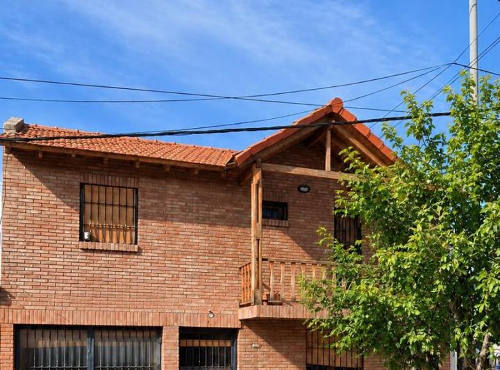 Casa · 180m² · 6 Ambientes · 1 Cochera