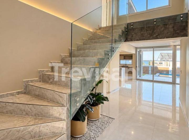 Casa · 219m² · 6 Ambientes · 1 Cochera