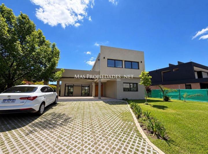 Casa · 230m² · 5 Ambientes · 2 Cocheras