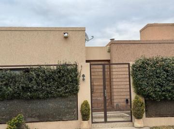 Casa de 5 ambientes, Russell · Hermosa y Lumisosa Propiedad en Venta!