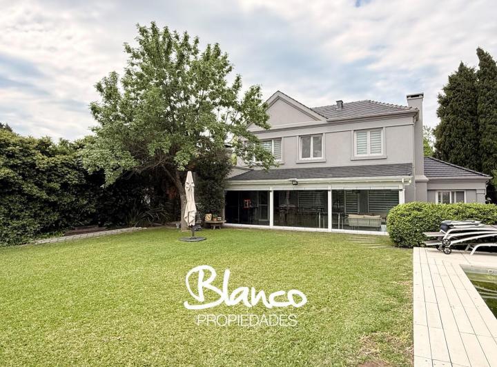 Casa · 208m² · 6 Ambientes · 1 Cochera