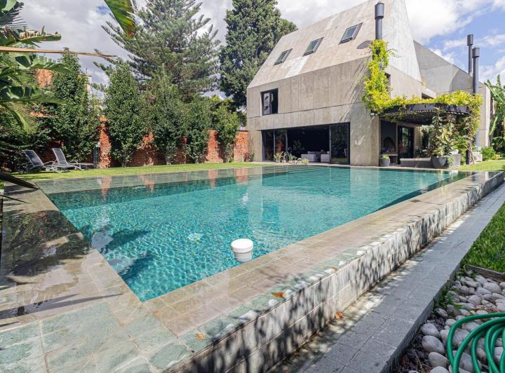 Casa · 535m² · 8 Ambientes · 6 Cocheras