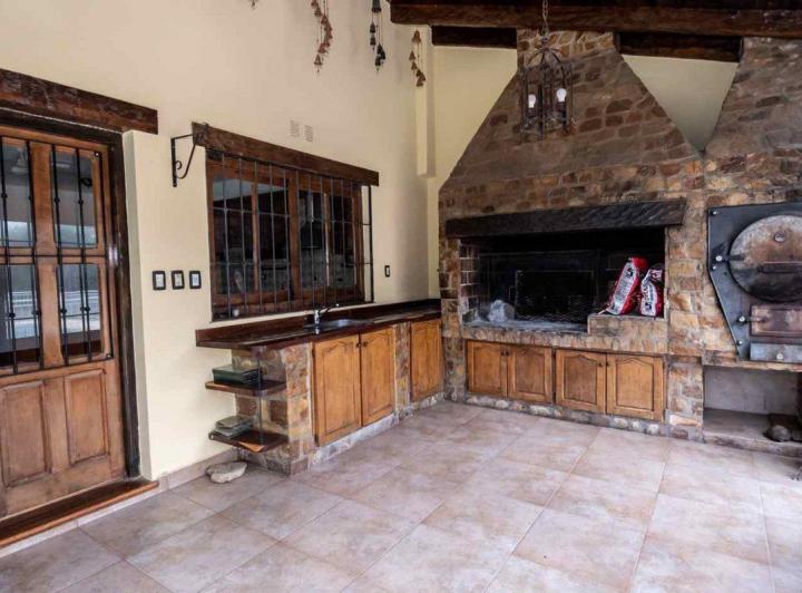 Casa · 264m² · 6 Ambientes · 3 Cocheras