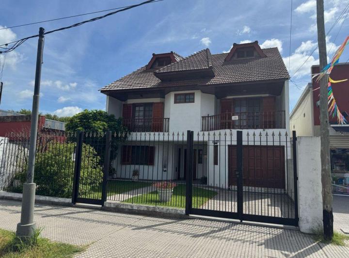 Casa · 308m² · 8 Ambientes · 2 Cocheras