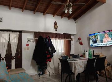 Terreno , Floresta · Casa en Esquina de 4 Ambientes con Patio/ Cochera Cubierta/ Terraza y Quincho