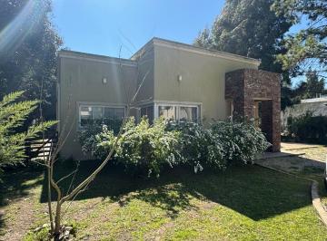 Casa · 142m² · 5 Ambientes · 1 Cochera · Casa en Alquiler de Tres Dormis Miralagos 1