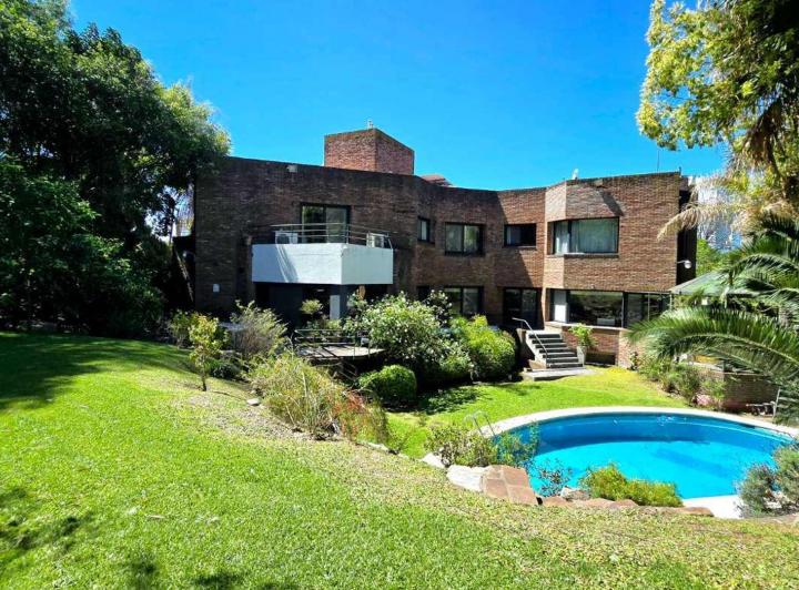 Casa · 699m² · 6 Ambientes · 4 Cocheras