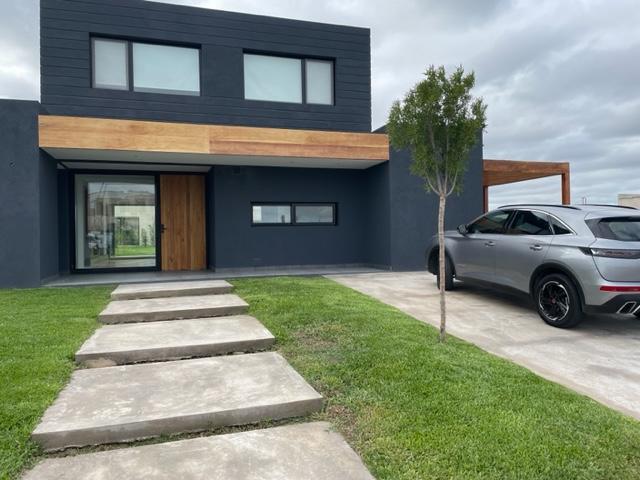 Casa · 249m² · 5 Ambientes · 2 Cocheras