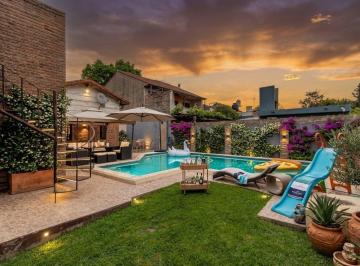 Casa · 210m² · 4 Ambientes · 3 Cocheras · Venta Casa de 4 Ambientes con Cochera, Pileta, Parque y Quincho en Villa Ballester