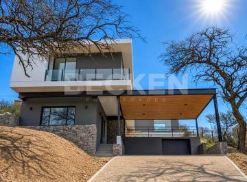 Casa · 1091m² · 4 Ambientes · 2 Cocheras · Casa en La Deseada