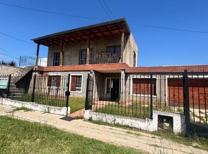 Casa · 320m² · 2 Dormitorios · 1 Cochera