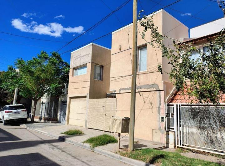 Casa · 145m² · 4 Ambientes · 2 Cocheras