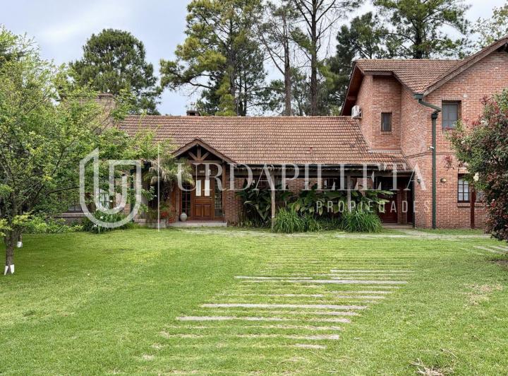 Casa · 251m² · 6 Ambientes · 4 Cocheras