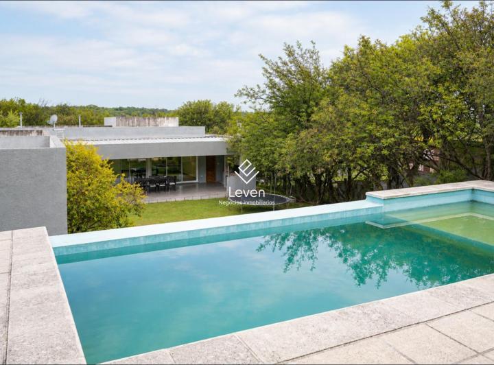 Casa · 426m² · 8 Ambientes · 2 Cocheras