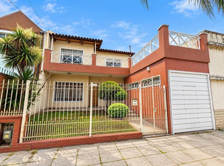 Casa · 250m² · 4 Ambientes · 1 Cochera