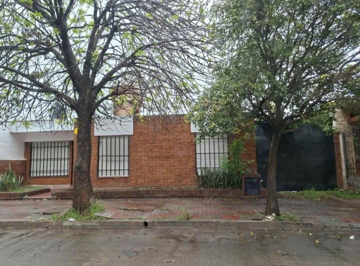 Casa · 83m² · 5 Ambientes · 1 Cochera