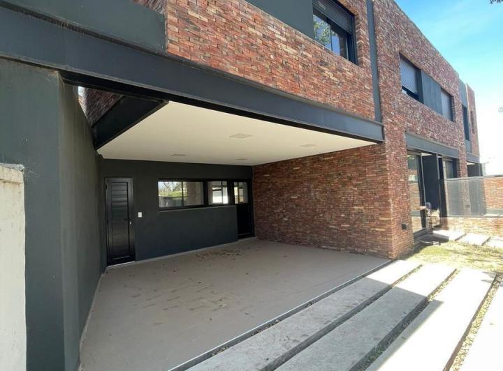 Casa · 158m² · 6 Ambientes · 2 Cocheras