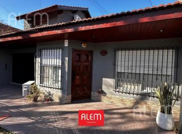 Casa · 104m² · 5 Ambientes · 1 Cochera · Casa en Venta en Luis Guillon