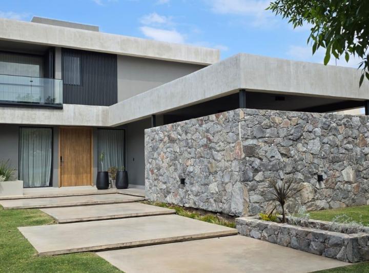 Casa · 334m² · 5 Ambientes · 2 Cocheras