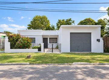 Casa · 70m² · 3 Ambientes · 1 Cochera · Casa P/ Refaccionar Amplio Jardin Libre