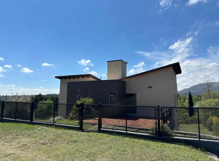 Casa · 240m² · 6 Ambientes · 4 Cocheras
